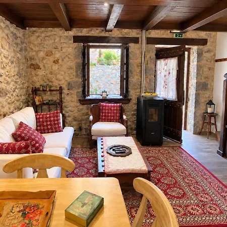 Antique Stone House In * סטמניצה