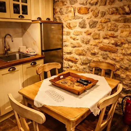 דירה Antique Stone House In