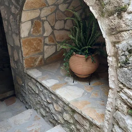 Antique Stone House In דירה סטמניצה